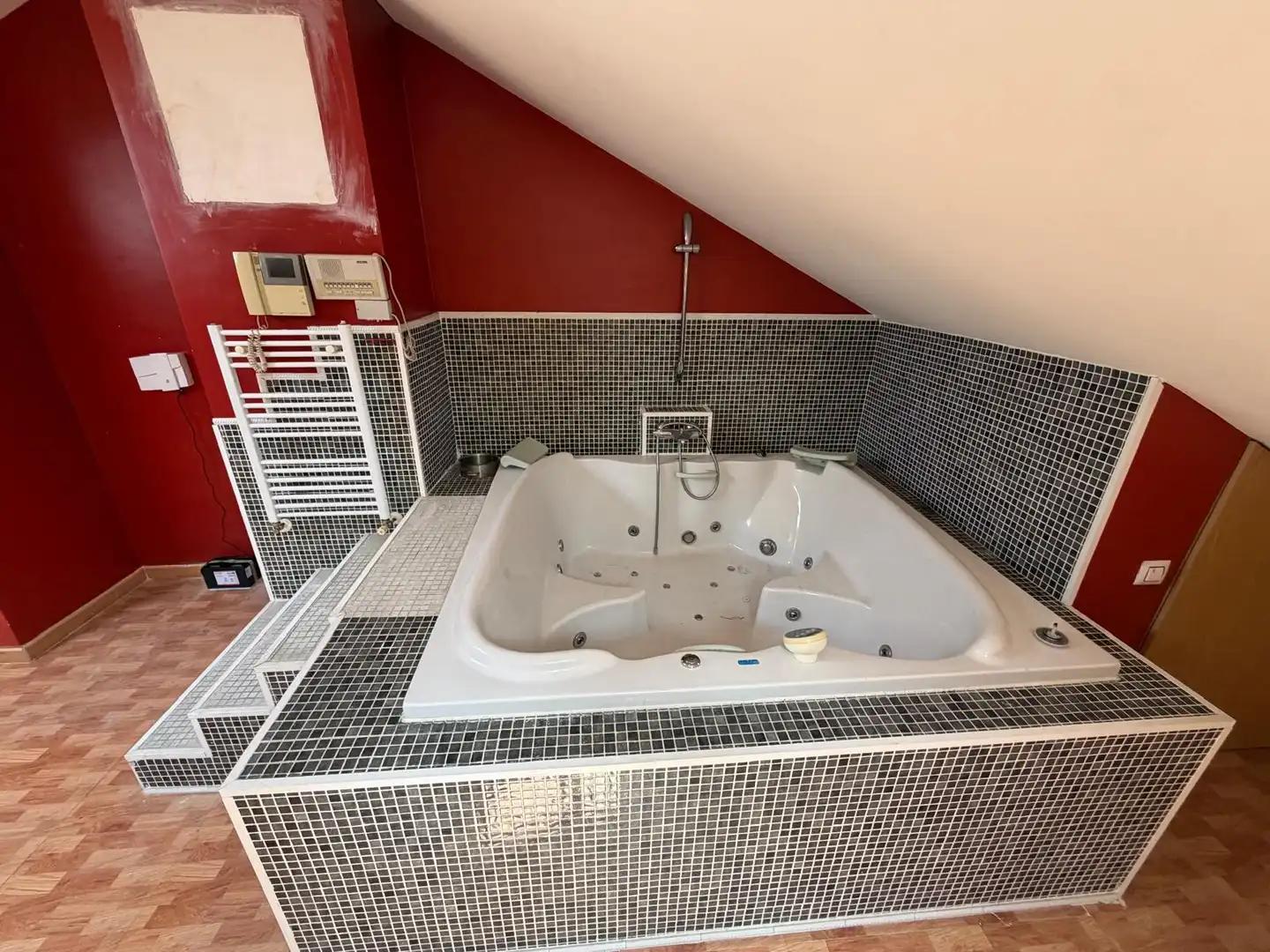 Bany de Casa o xalet en venda en Parla amb Calefacció, Terrassa i Jacuzzi