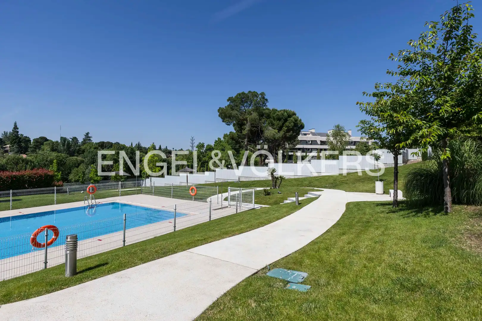 Piscina de Apartamento en venta en Pozuelo de Alarcón con Aire acondicionado, Calefacción y Jardín privado