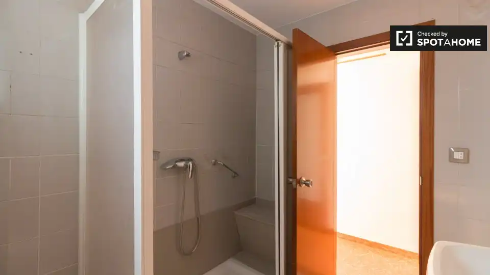 Bathroom of Flat for share in Barcelona  with Air Conditioner, Heating and Furnished