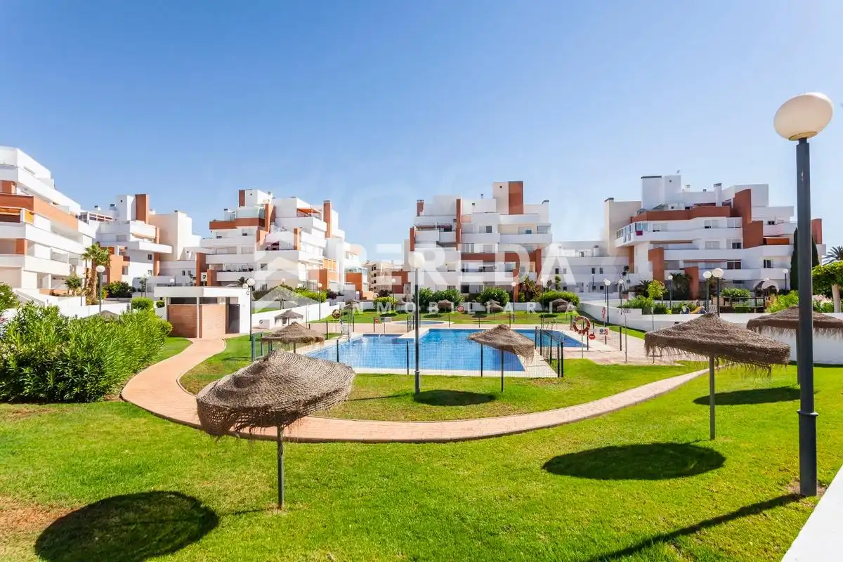 Außenansicht von Dachboden zum Verkauf in Roquetas de Mar mit Privatgarten, Terrasse und Abstellraum