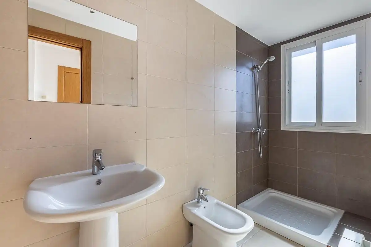 Badezimmer von Dachboden zur Miete in Churriana de la Vega mit Klimaanlage, Heizung und Balkon