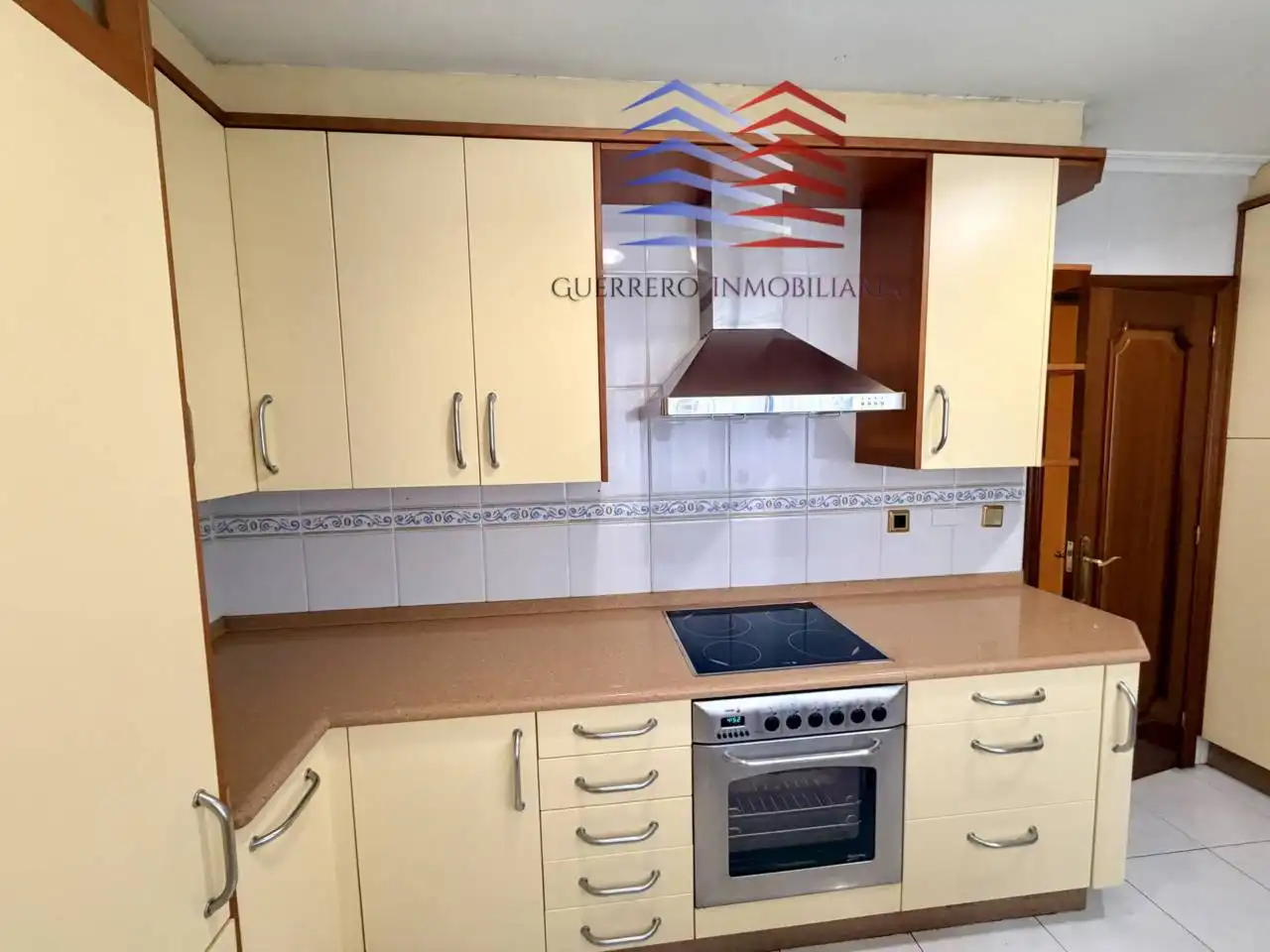 Cuina de Apartament de lloguer en Ourense Capital  amb Calefacció, Parquet i Terrassa
