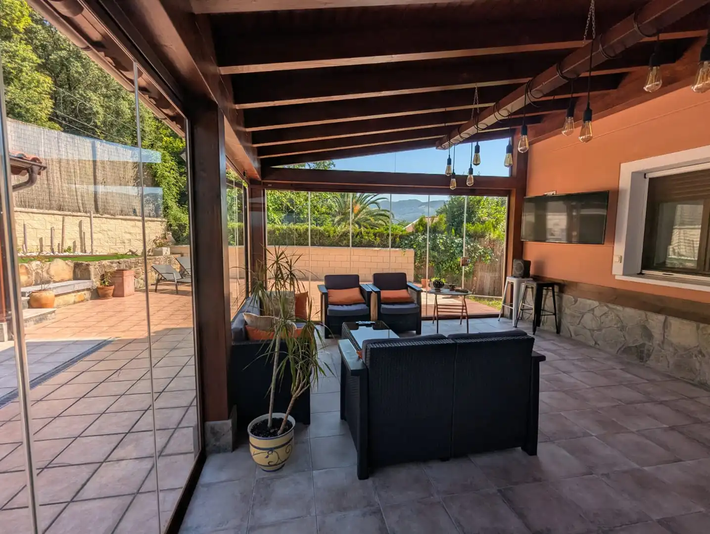 Terrasse von Einfamilien-Reihenhaus zum Verkauf in Amorebieta-Etxano mit Privatgarten, Terrasse und Balkon