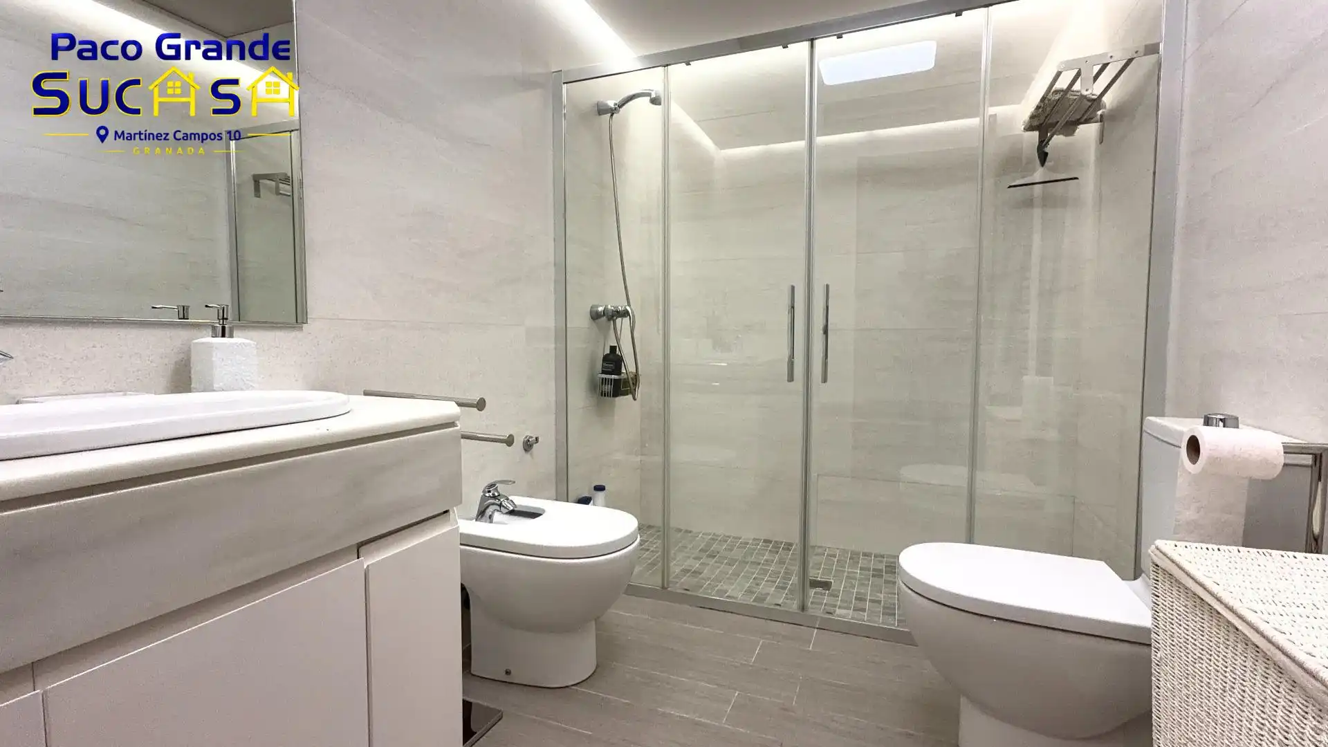 Bathroom of Flat for rent in Granada  with Air Conditioner, Heating and Parquet flooring