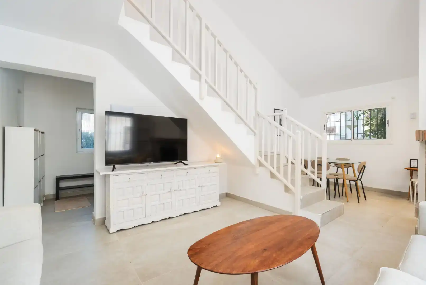 Sala d'estar de Casa adosada en venda en Estepona amb Aire condicionat, Jardí privat i Piscina