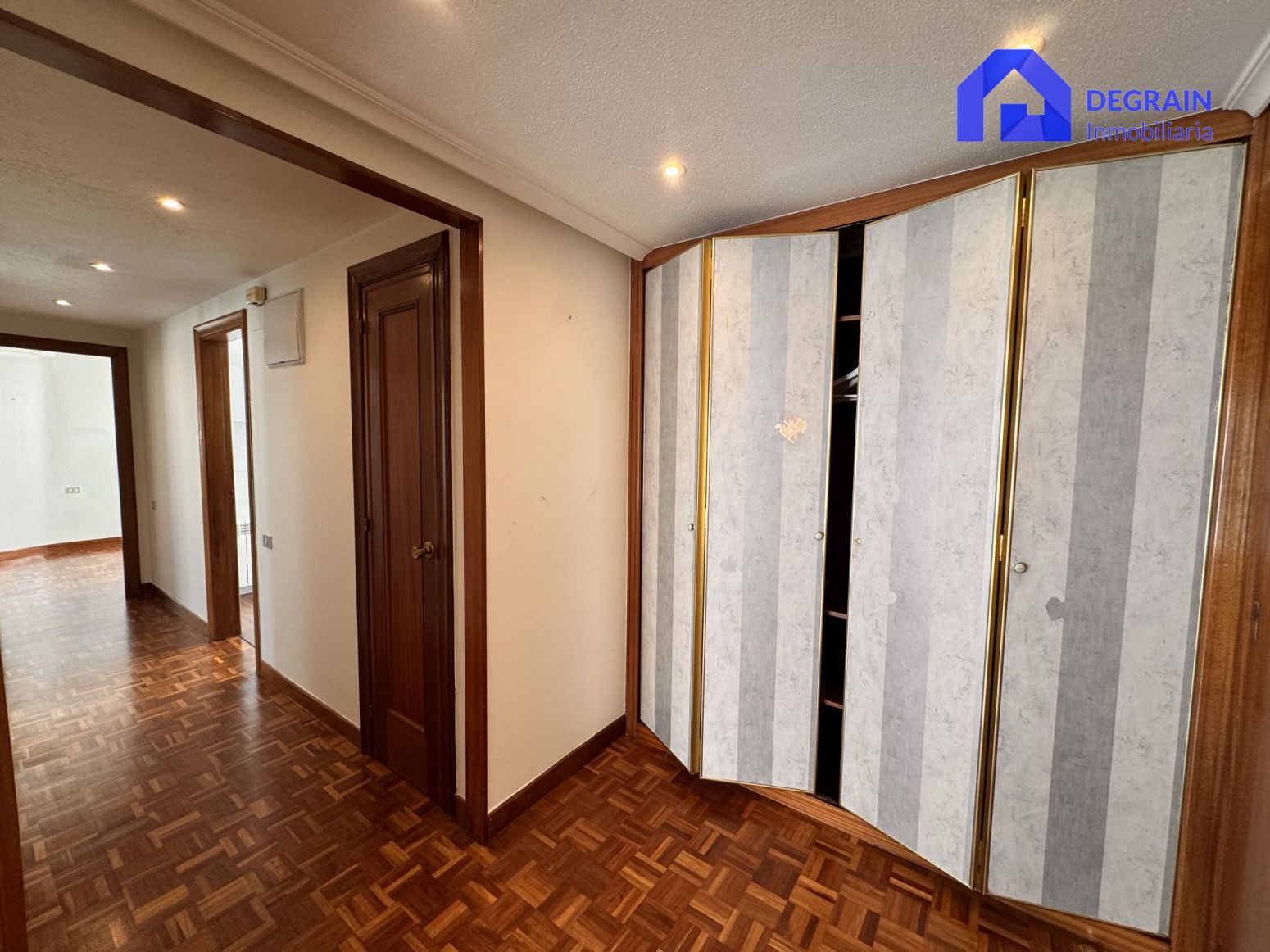 Habitación de Piso en venta en Oviedo  con Calefacción