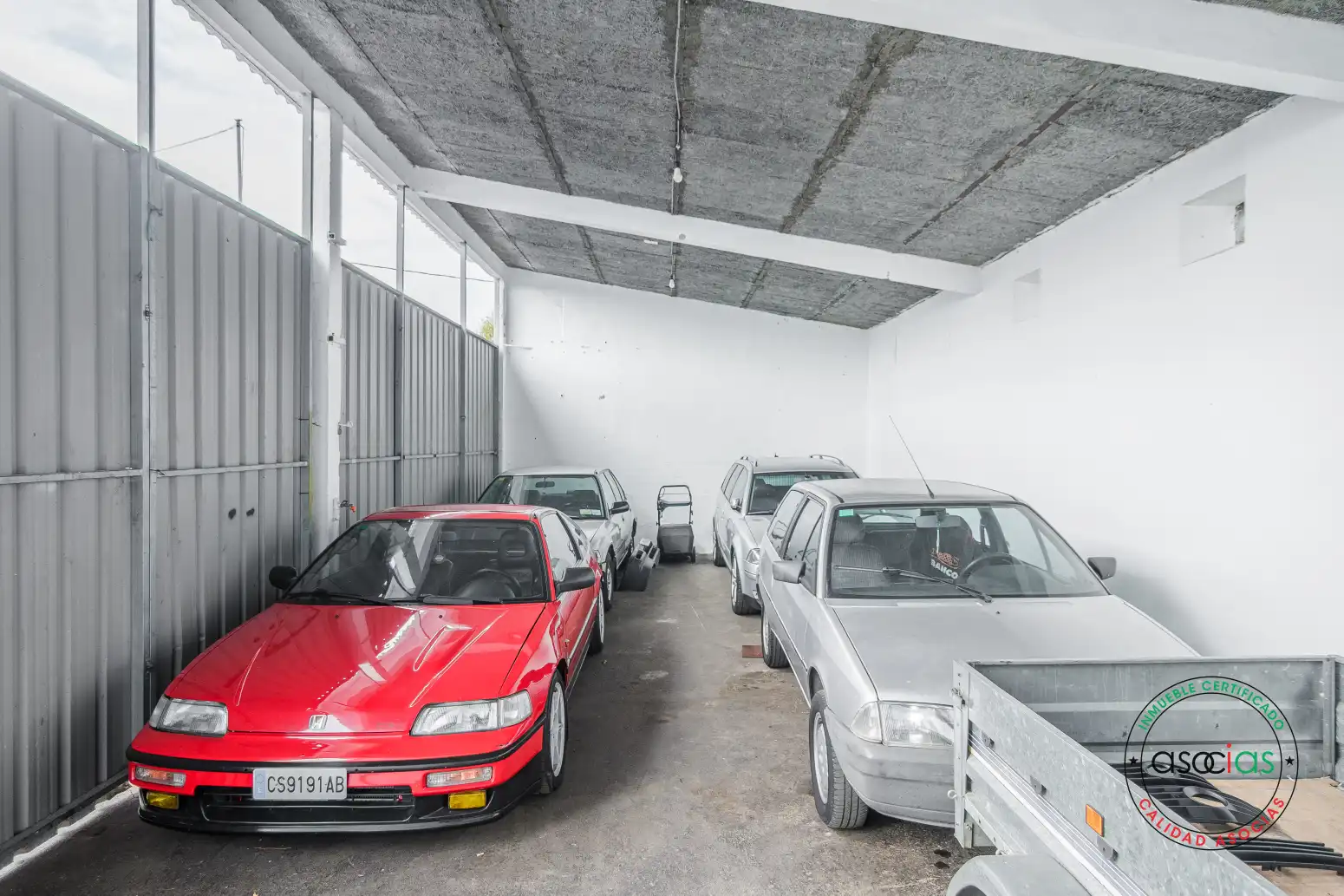 Parkplatz von Fabrikhallen zum Verkauf in Noreña