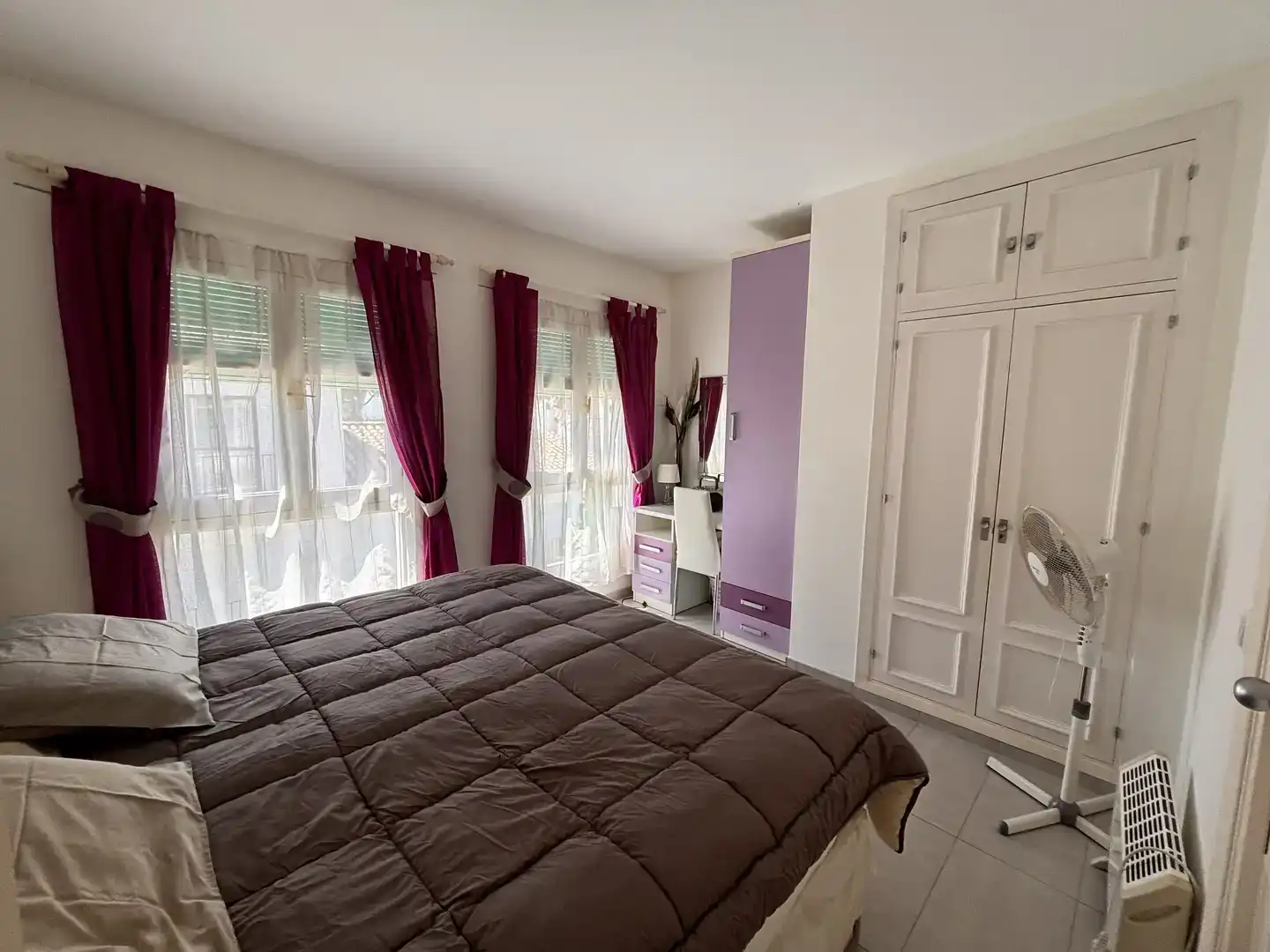 Habitación de Apartamento para compartir en Estepona con Aire acondicionado, Trastero y Piscina