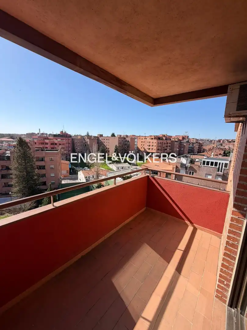Ático de alquiler en Calle de Luis Rodríguez Ontiveros, Ensanche