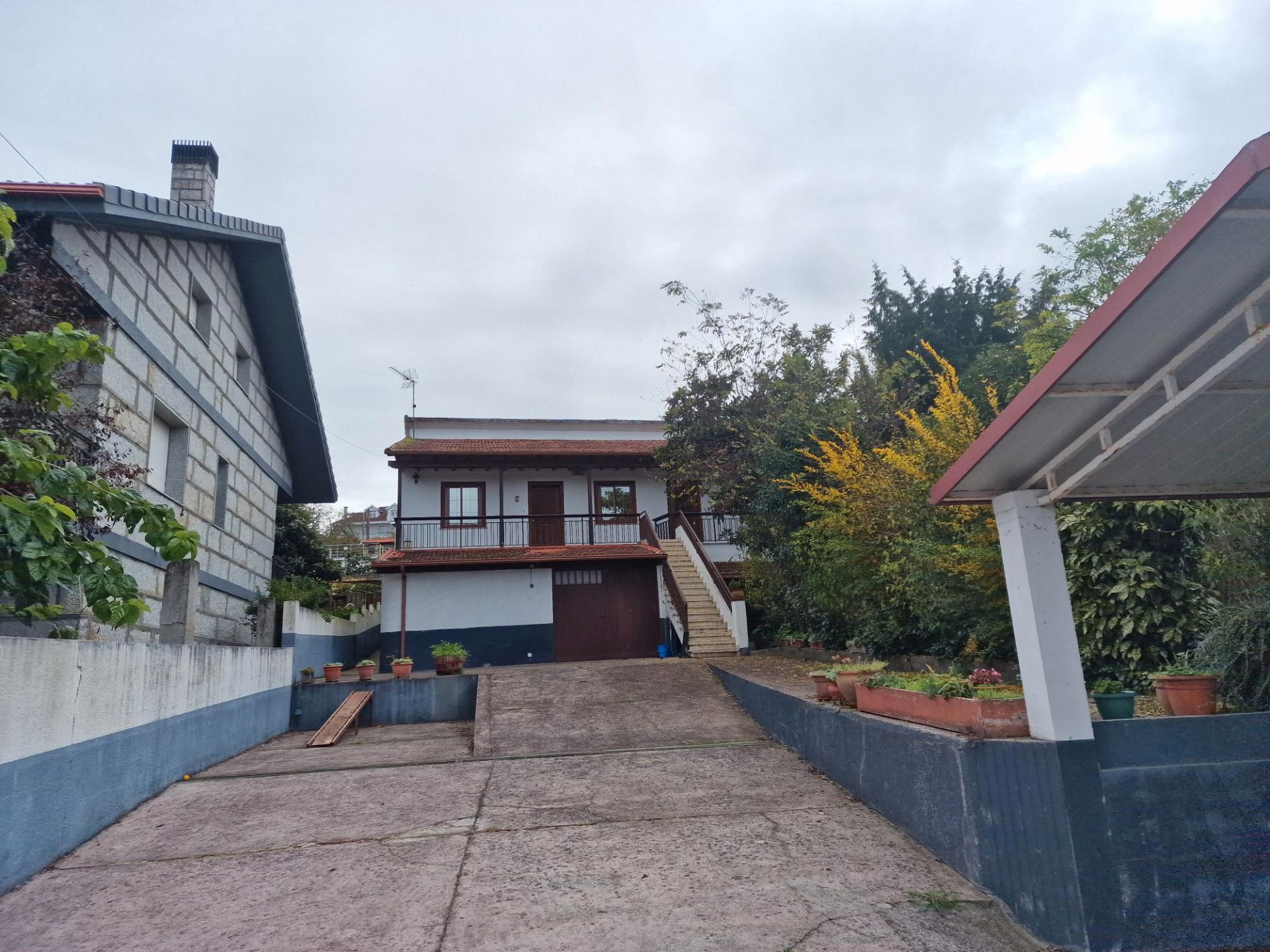 Vista exterior de Casa o xalet en venda en San Cibrao das Viñas amb Calefacció, Jardí privat i Terrassa