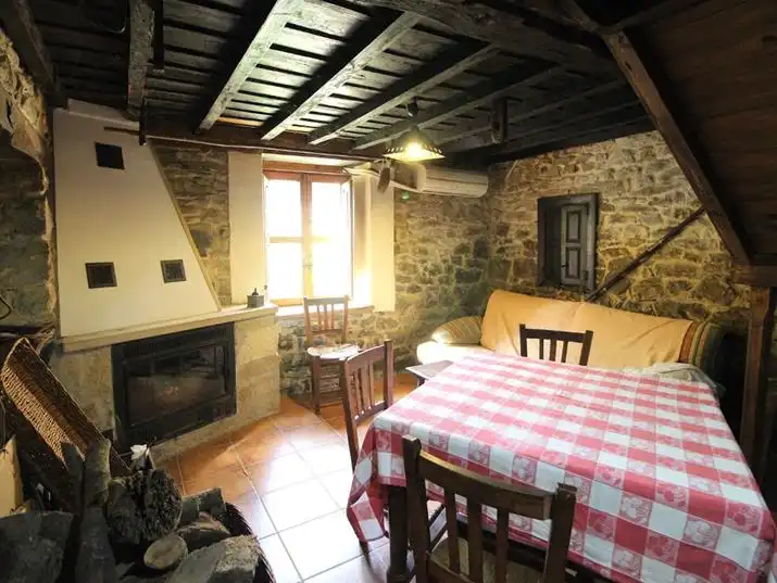 Esszimmer von Einfamilien-Reihenhaus zum Verkauf in Ponga mit Klimaanlage, Heizung und Möbliert