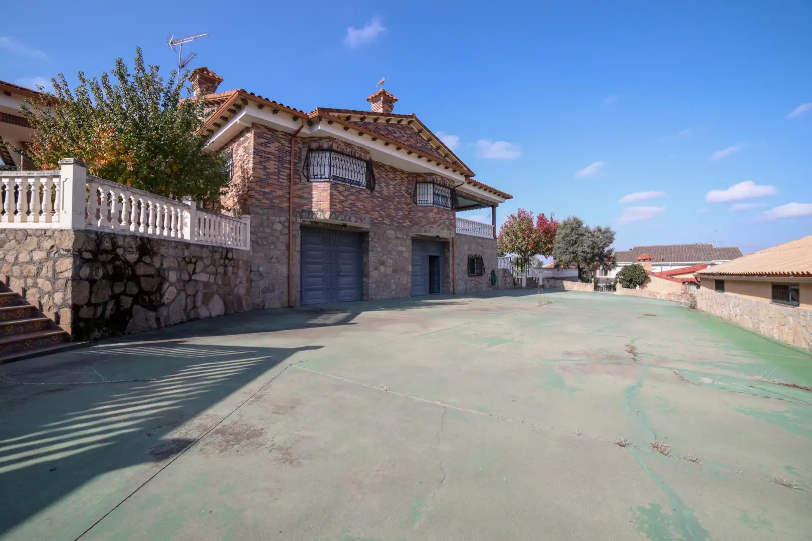 Vista exterior de Casa o xalet en venda en Arroyomolinos (Madrid) amb Aire condicionat, Calefacció i Jardí privat