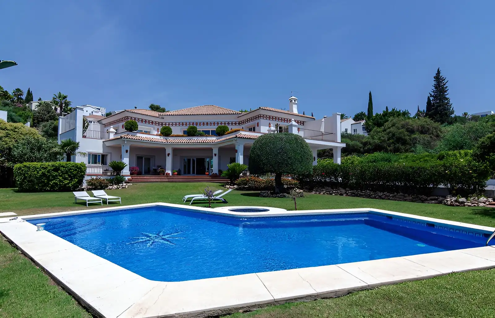 Casa con piscina en venta en Benahavís pueblo