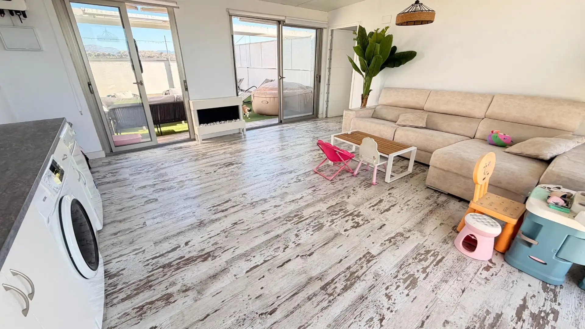 Wohnzimmer von Dachboden zum Verkauf in Elche / Elx mit Heizung, Terrasse und Abstellraum