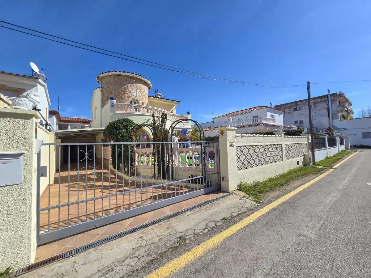 Vista exterior de Casa o xalet en venda en Empuriabrava amb Calefacció i Jardí privat