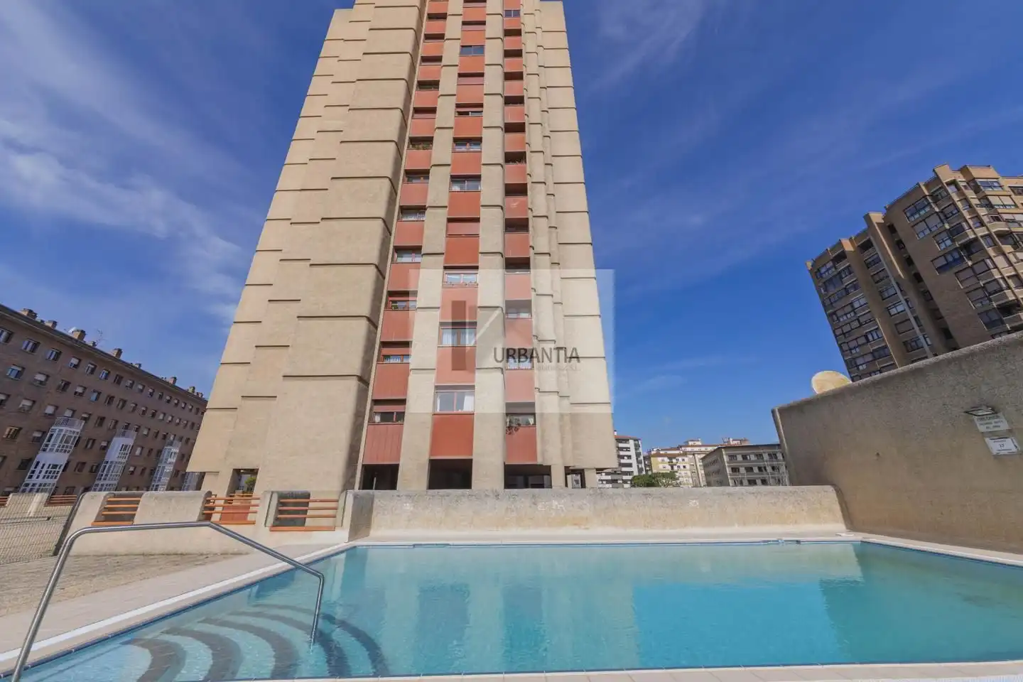 Piscina de Piso en venta en  Pamplona / Iruña con Calefacción, Parquet y Terraza