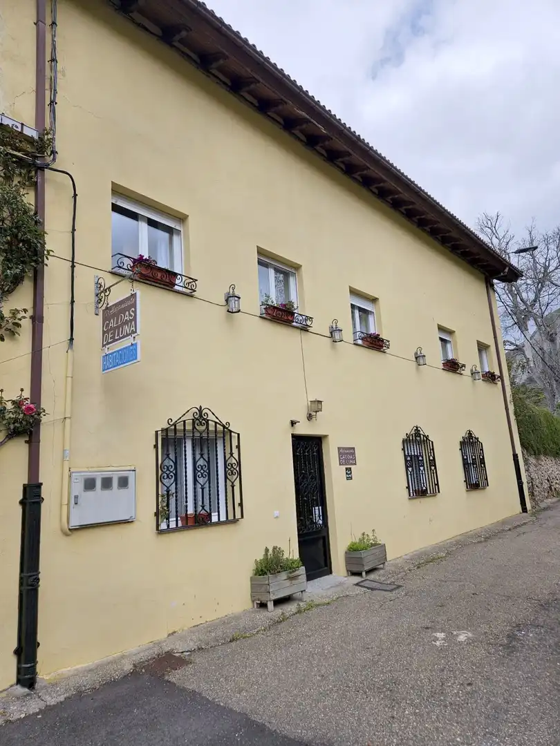 Vista exterior de Casa o chalet en venta en Sena de Luna con Calefacción, Jardín privado y Terraza