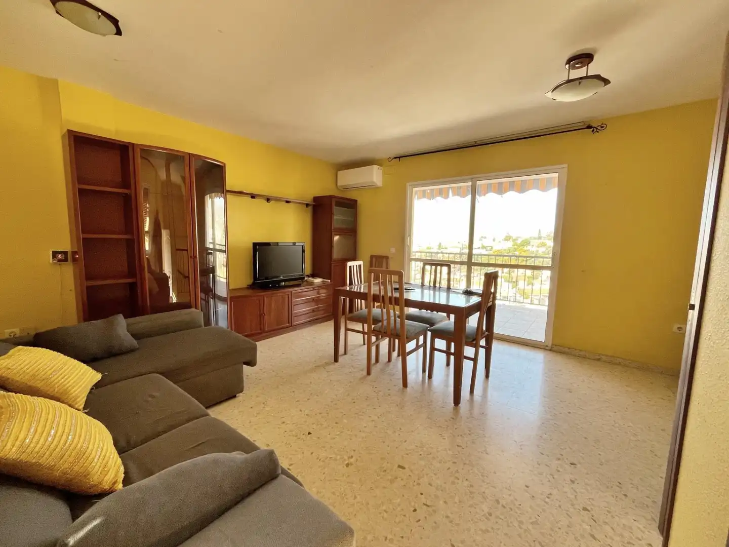 Sala de estar de Casa adosada en venta en Rincón de la Victoria con Aire acondicionado, Calefacción y Terraza