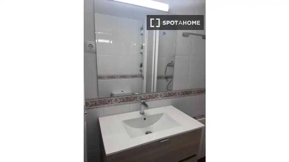 Baño de Piso de alquiler en Alcalá de Henares con Aire acondicionado, Calefacción y Amueblado