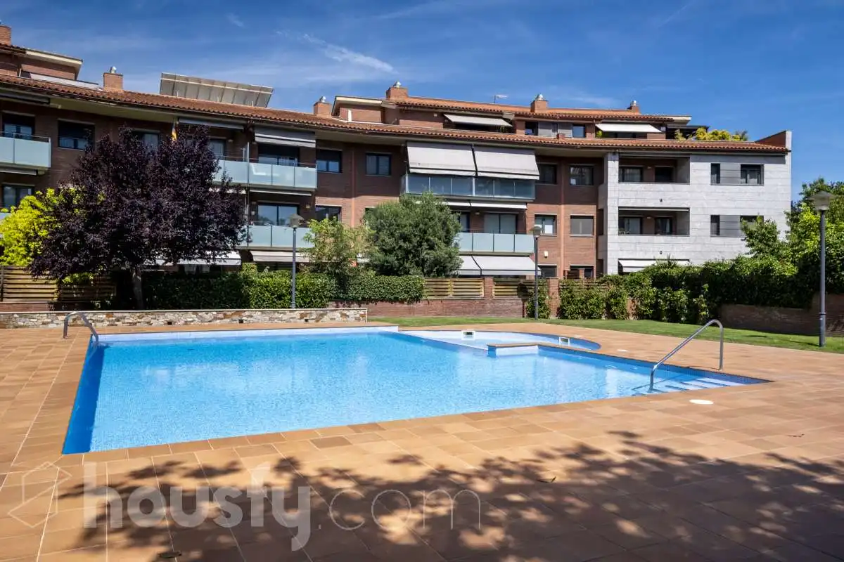 Swimming pool of Flat for sale in Sant Cugat del Vallès  with Air Conditioner, Heating and Private garden