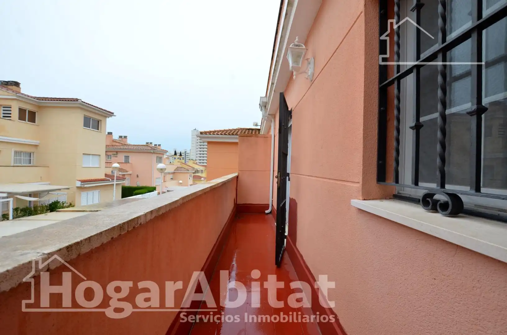 Außenansicht von Einfamilien-Reihenhaus zum Verkauf in Cullera mit Privatgarten, Terrasse und Abstellraum