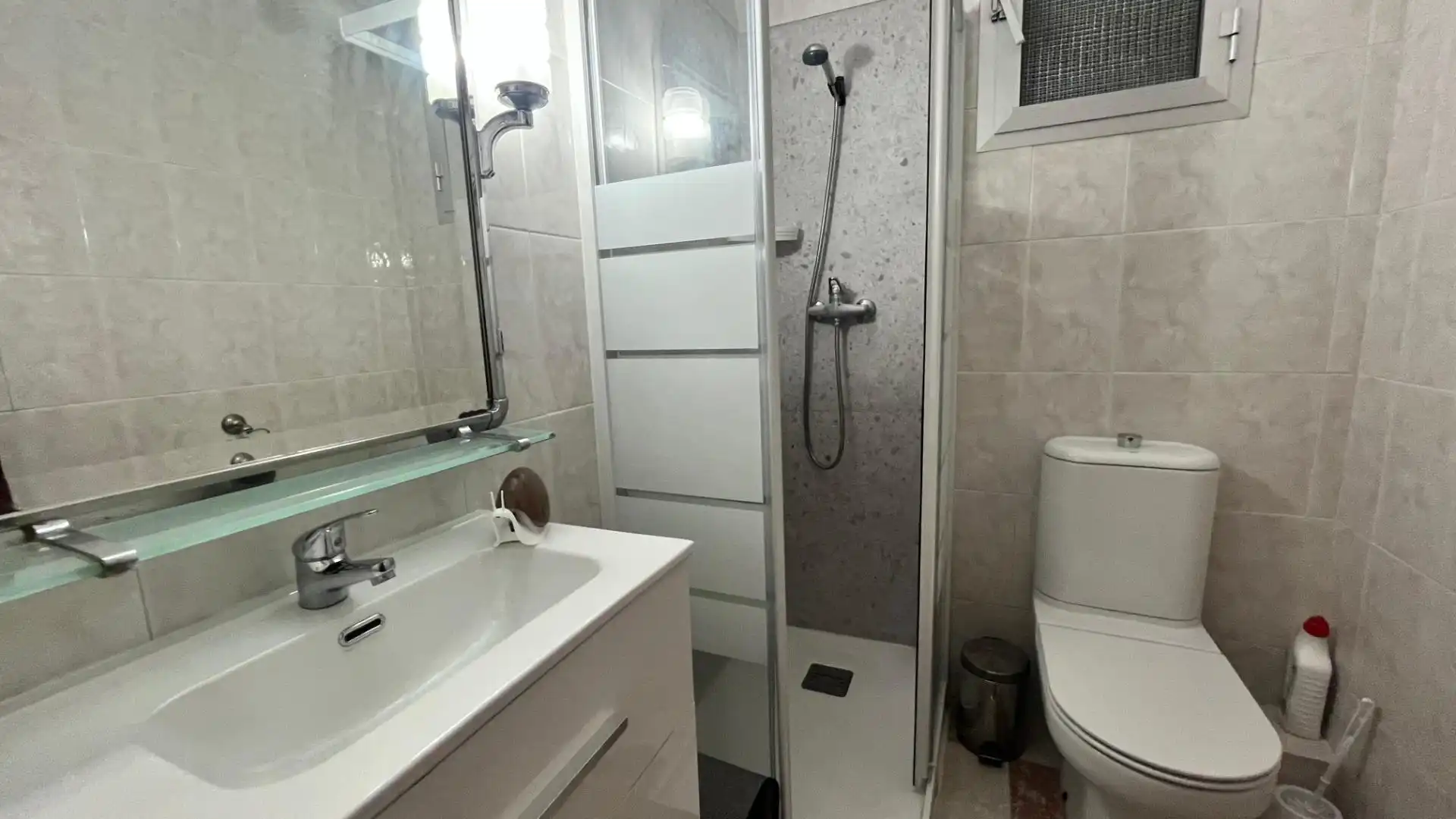 Baño de Piso de alquiler en Sevilla con Aire acondicionado y Terraza
