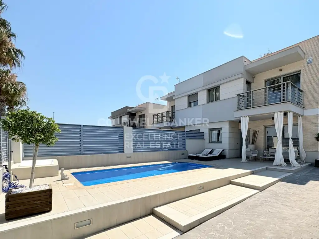 Vista exterior de Casa adosada en venda en Burriana / Borriana amb Jardí privat, Terrassa i Piscina