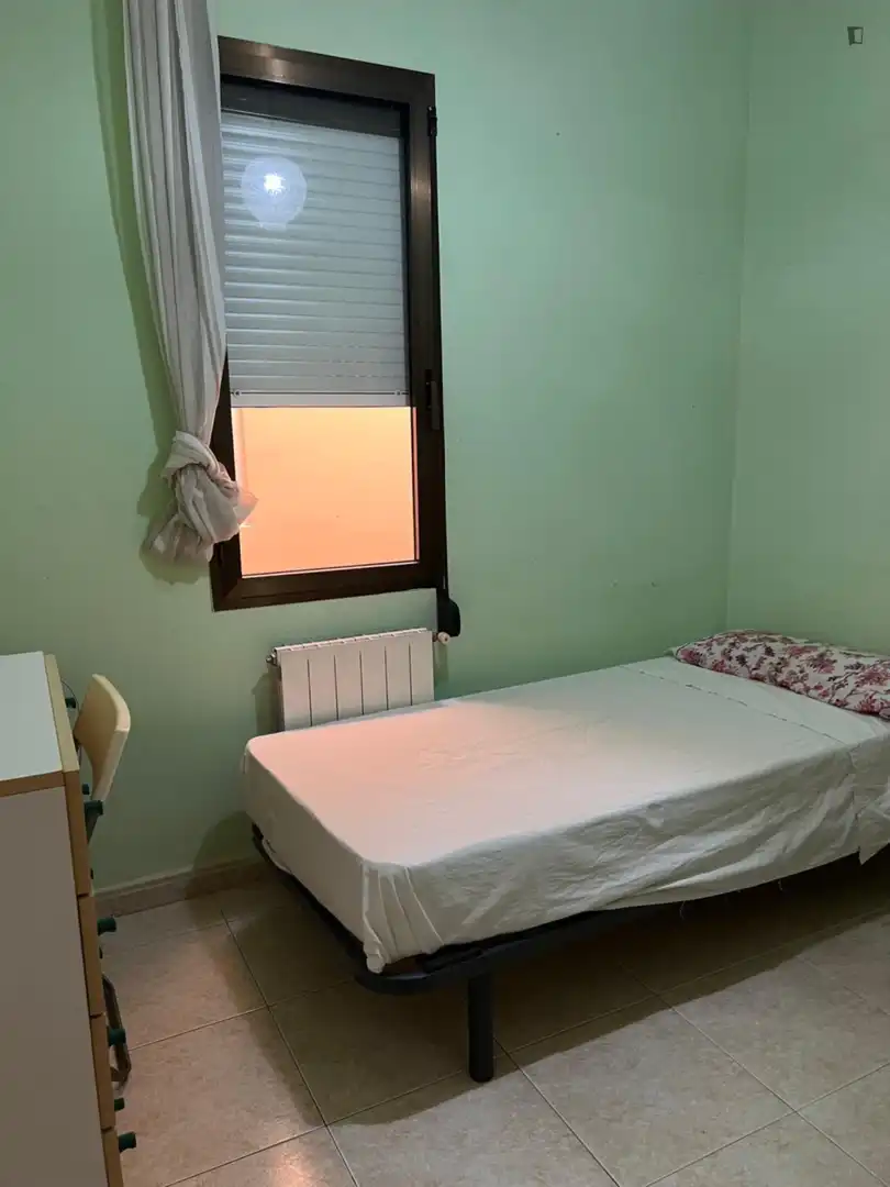 Bedroom of Apartments for share in  Barcelona Capital  with Heating, Furnished and Internet