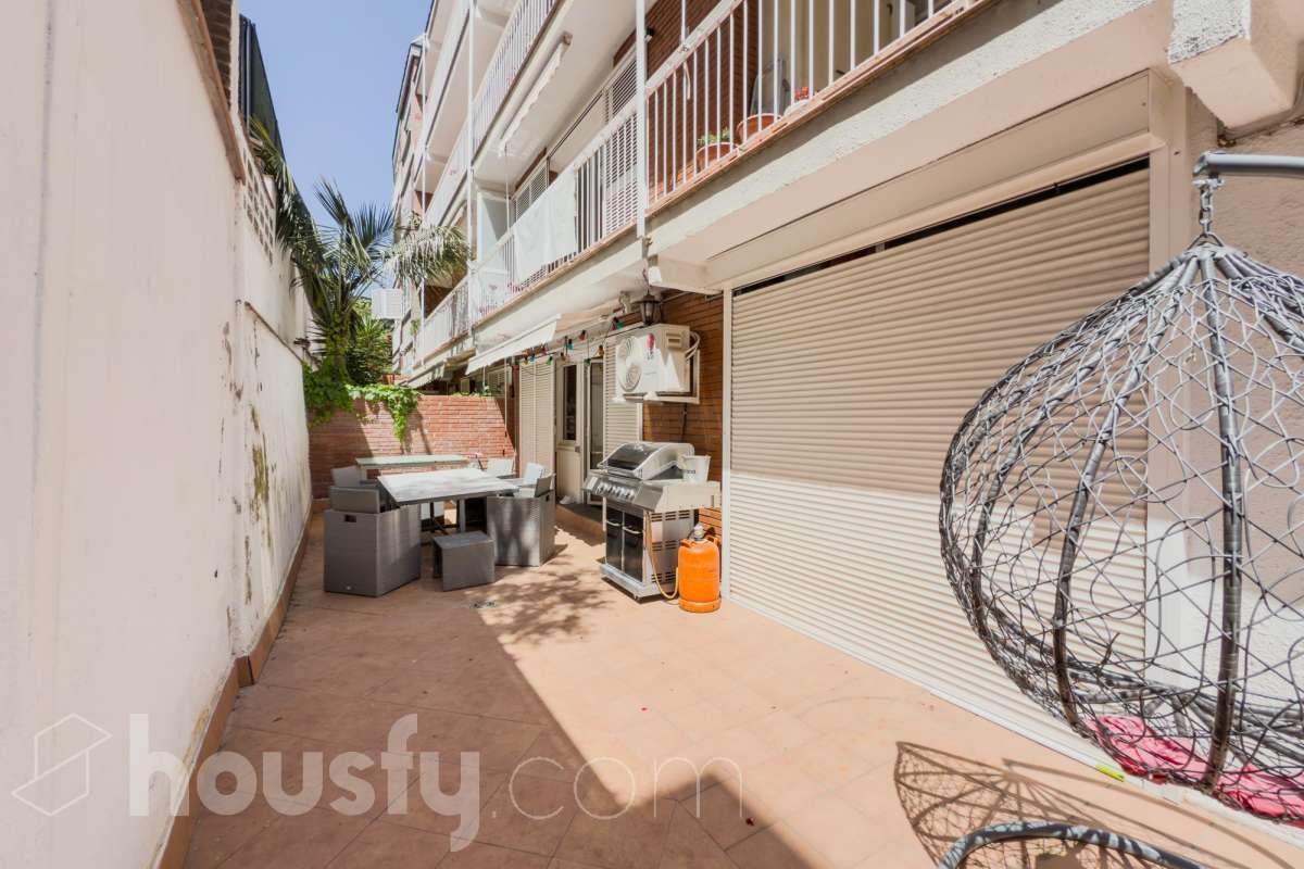 Vista exterior de Pis en venda en  Barcelona Capital amb Aire condicionat, Jardí privat i Terrassa