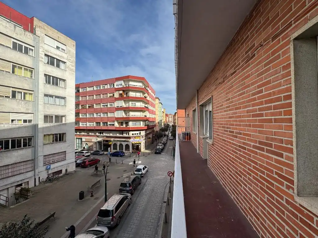 Vista exterior de Pis en venda en Torrelavega  amb Calefacció i Balcó