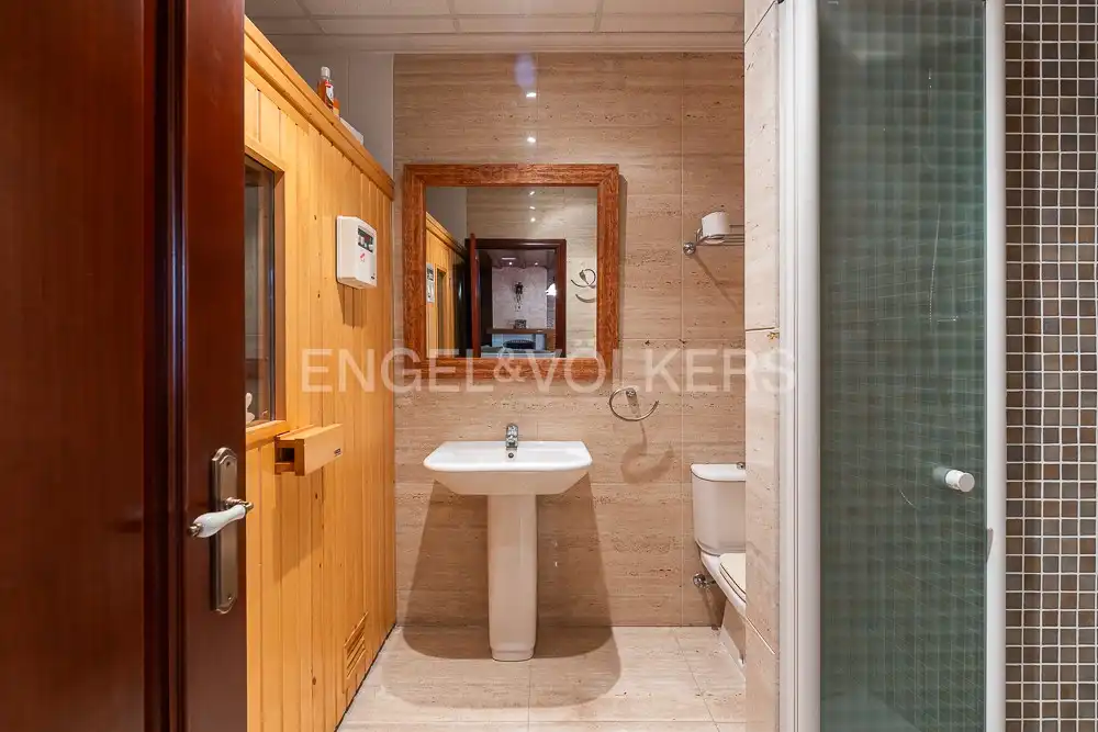 Bany de Casa o xalet en venda en Sagunto / Sagunt amb Calefacció, Jardí privat i Parquet