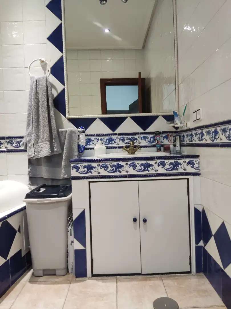 Bany de Casa adosada de lloguer en Ciudad Real amb Aire condicionat, Calefacció i Moblat