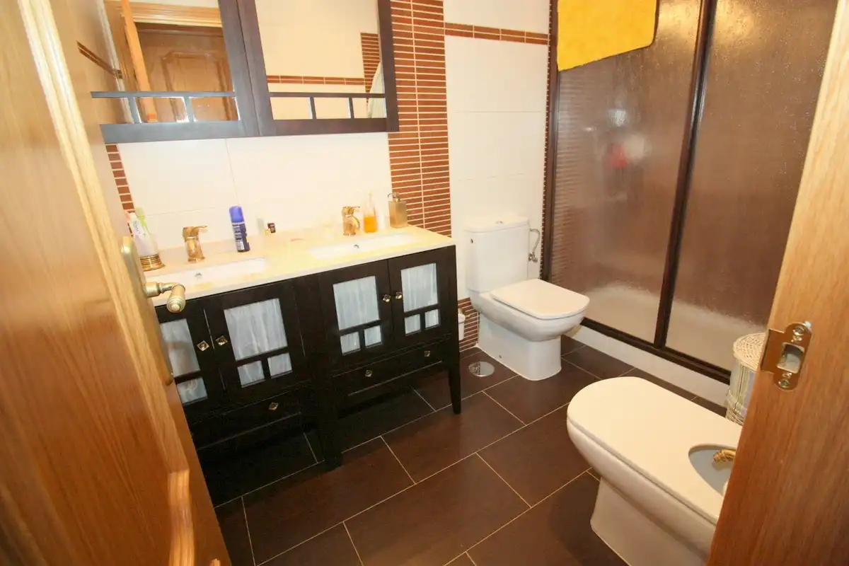 Bany de Casa o xalet en venda en Pedro Bernardo amb Calefacció, Terrassa i Moblat