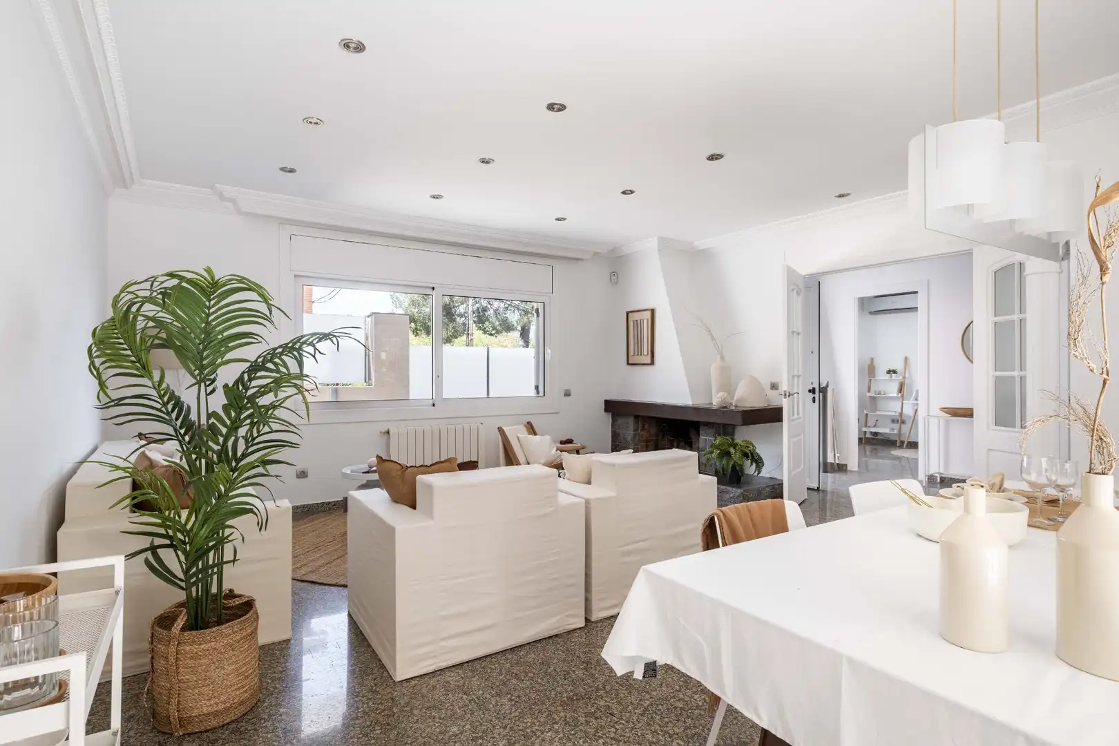 Menjador de Casa o xalet en venda en Barcelona amb Aire condicionat, Calefacció i Jardí privat