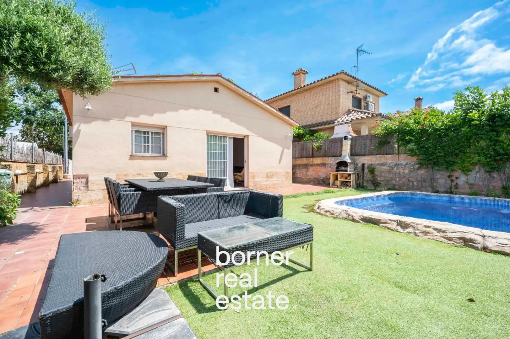Vista exterior de Casa o xalet en venda en Sant Cugat del Vallès amb Aire condicionat, Calefacció i Jardí privat