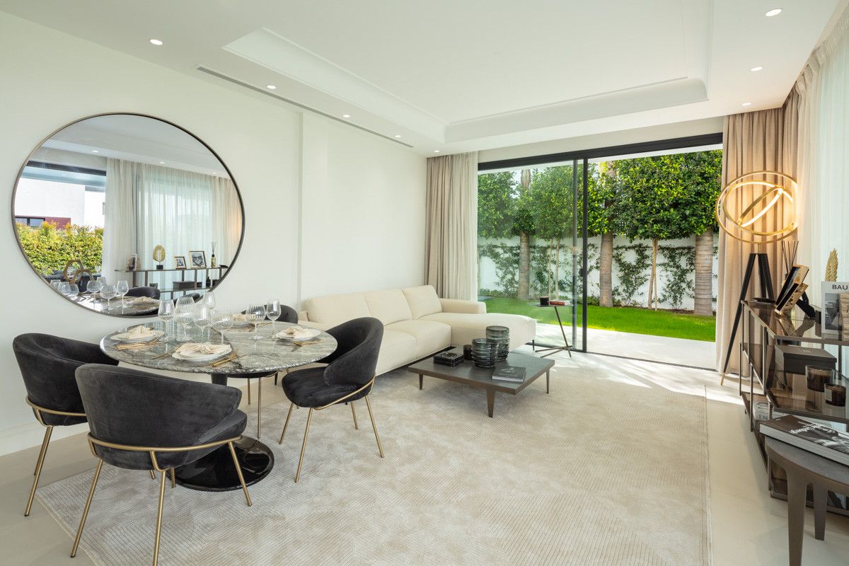 Sala d'estar de Casa o xalet en venda en Marbella amb Aire condicionat, Jardí privat i Terrassa