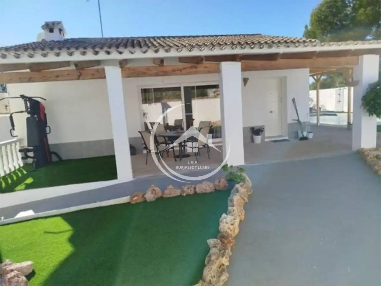 Vista exterior de Casa o xalet en venda en Riba-roja de Túria amb Aire condicionat, Jardí privat i Terrassa