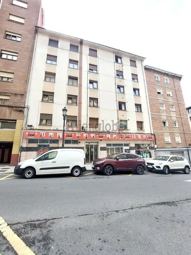 Vista exterior de Pis de lloguer en Oviedo  amb Es permeten mascotes