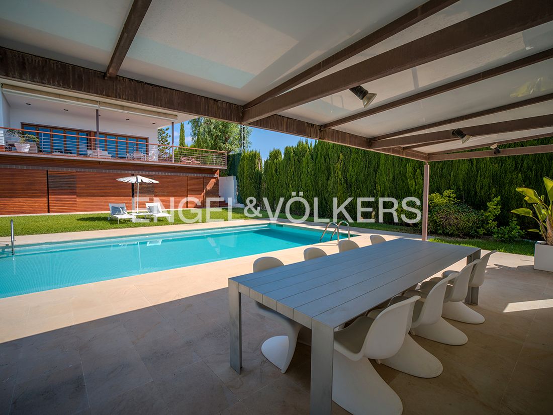 Vista exterior de Casa o xalet en venda en Elche / Elx amb Aire condicionat, Calefacció i Jardí privat