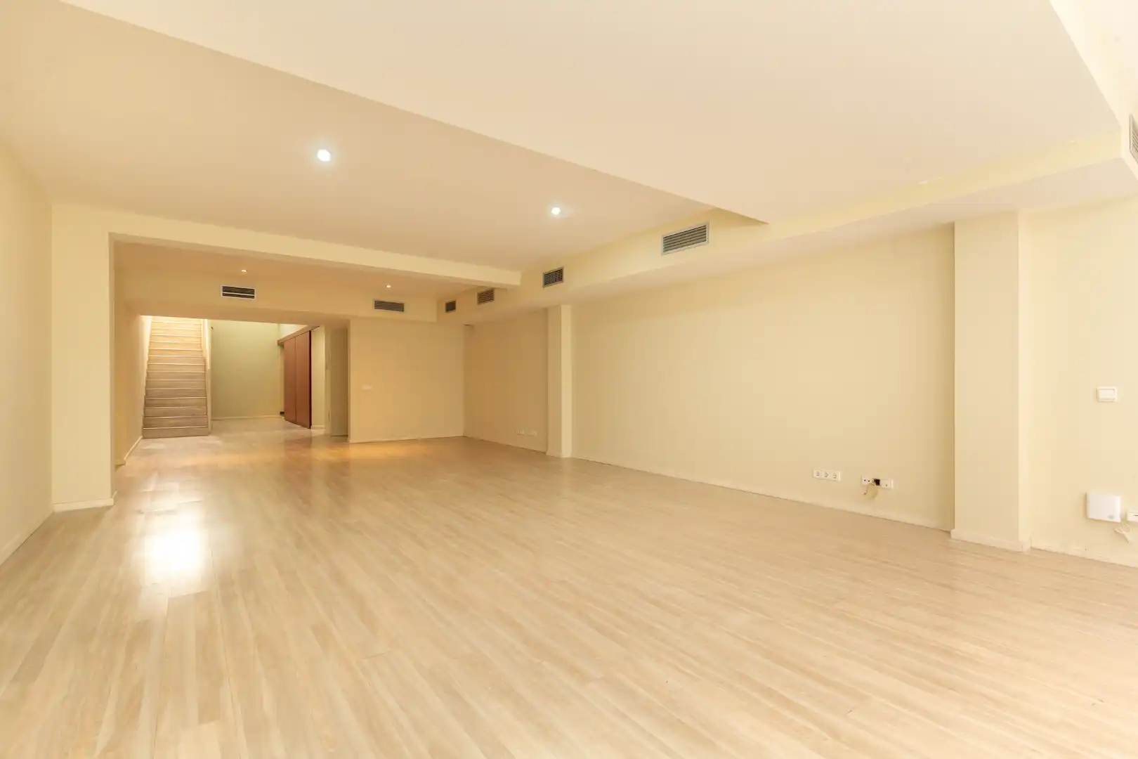 Local en venda en L'Hospitalet de Llobregat amb Aire condicionat, Calefacció i Parquet