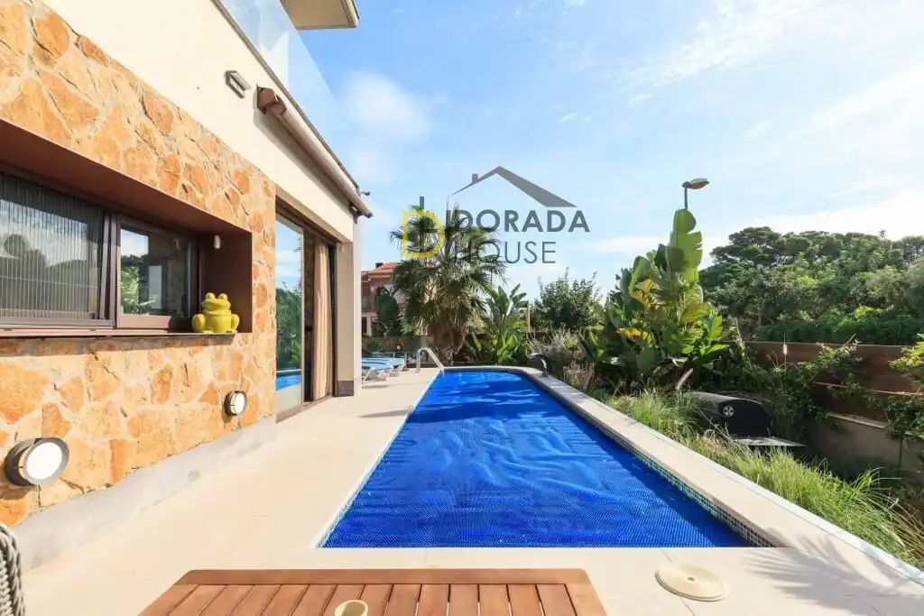 Swimming pool of Houses for sale in Cambrils  with Air Conditioner, Private garden and Terrace