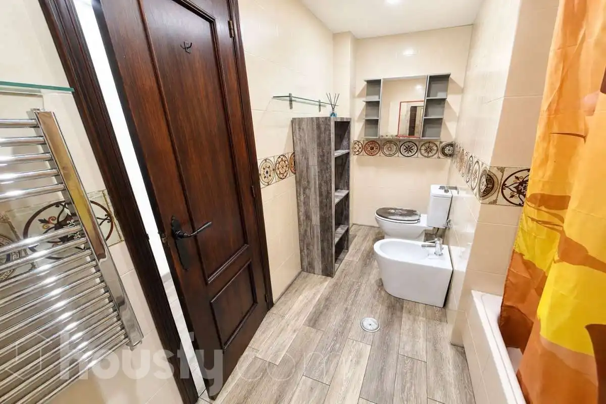 Bathroom of Flat for rent in Madrid  with Air Conditioner, Heating and Parquet flooring