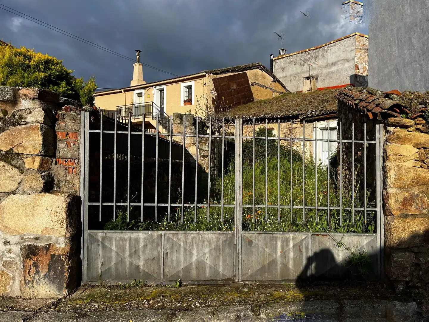 Vista exterior de Casa adosada en venta en Gargantilla del Lozoya con Jardín privado