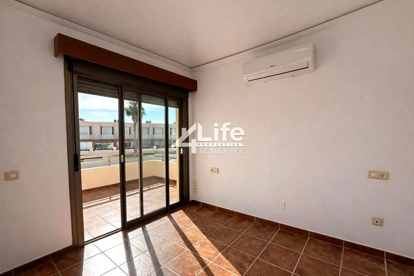 Vista exterior de Casa o xalet en venda en Granadilla de Abona amb Aire condicionat, Jardí privat i Terrassa