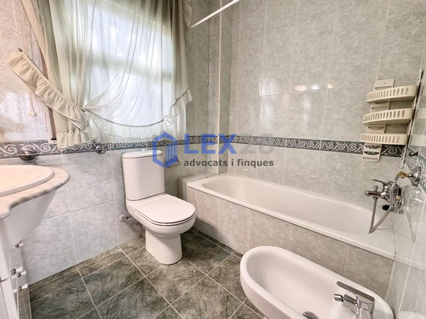 Baño de Casa adosada en venta en Badalona con Aire acondicionado, Calefacción y Jardín privado