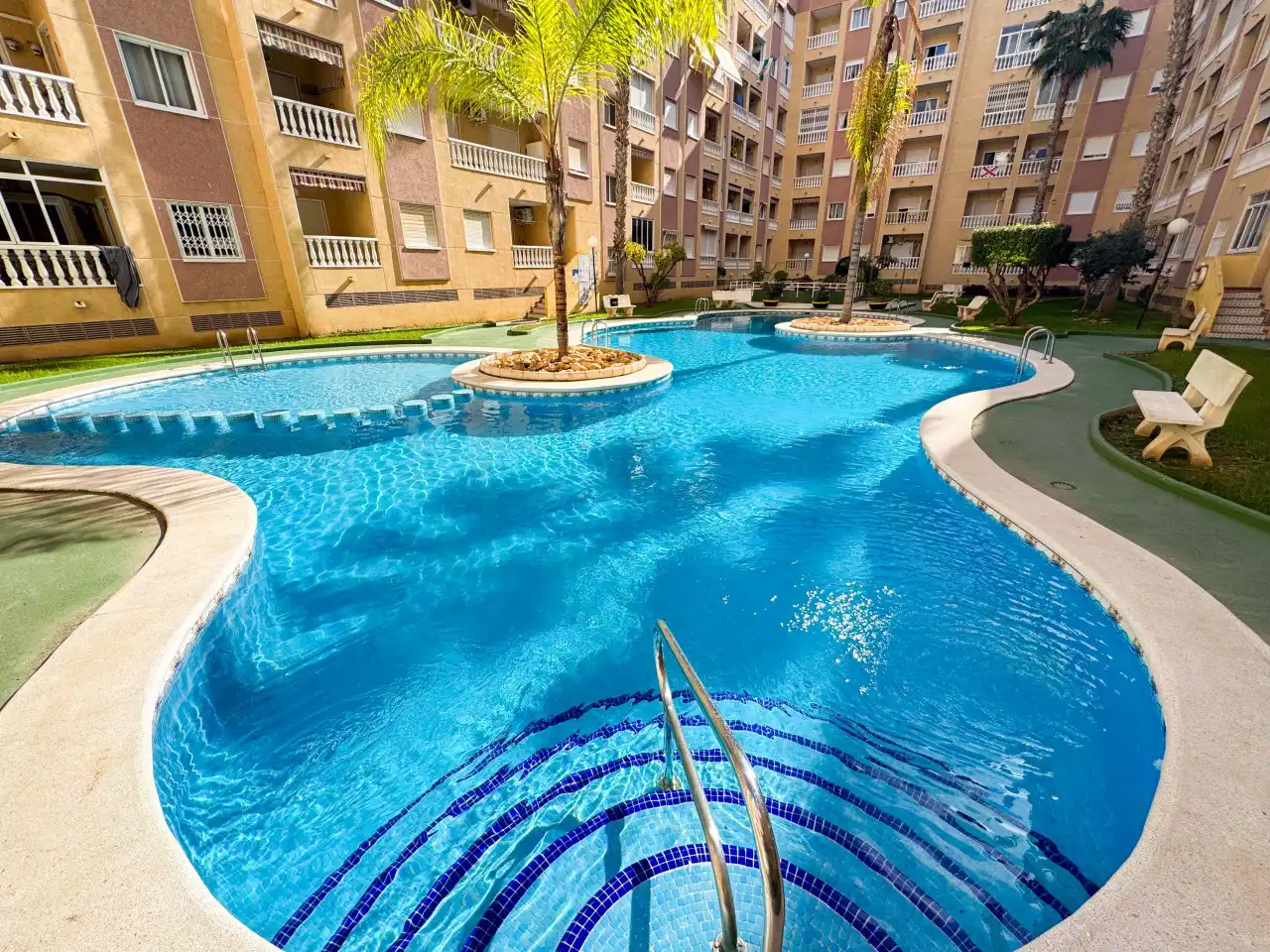 Piscina de Pis en venda en Torrevieja amb Aire condicionat, Calefacció i Terrassa