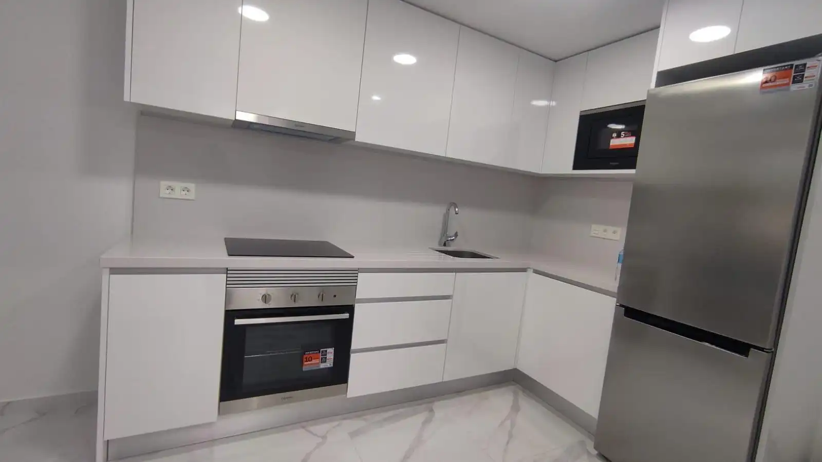 Cuina de Apartament de lloguer en Alicante / Alacant amb Aire condicionat, Moblat i Piscina comunitària