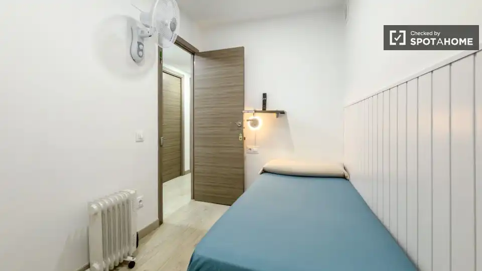 Dormitori de Pis de lloguer en Barcelona amb Aire condicionat, Calefacció i Moblat