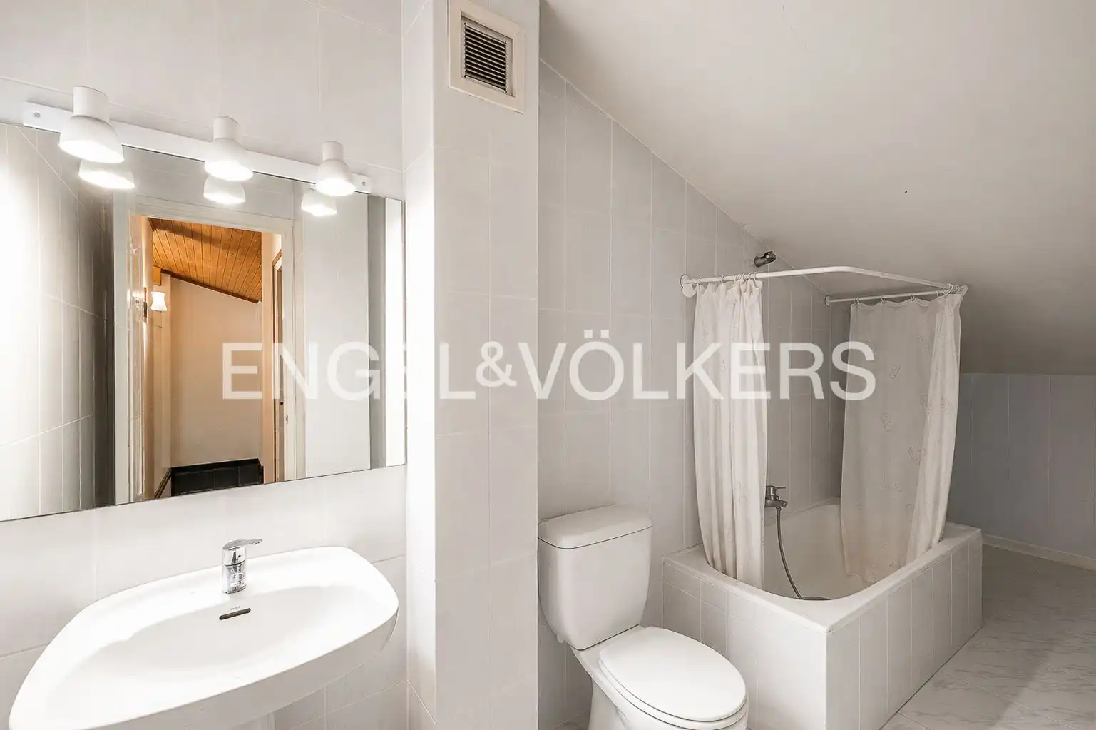 Baño de Piso en venta en Canet de Mar con Calefacción y Terraza