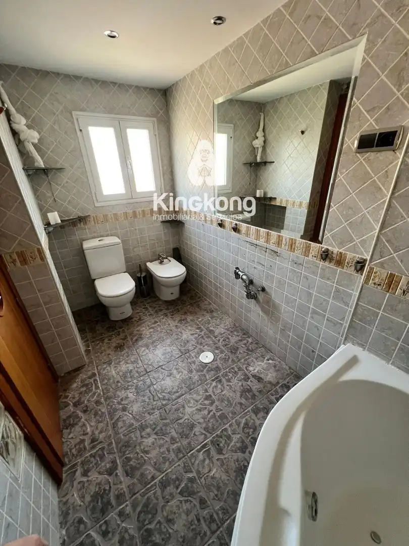 Bathroom of Flat for sale in Madrid  with Air Conditioner, Heating and Swimming Pool